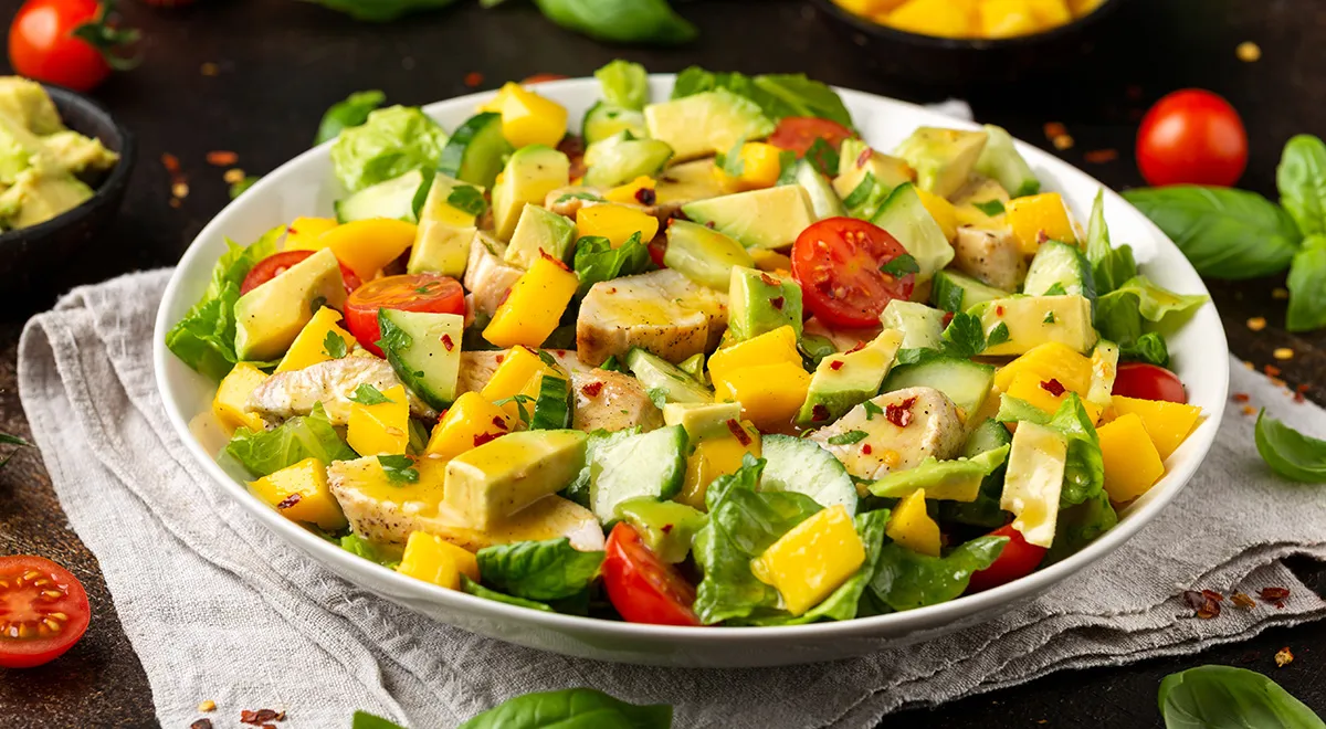 Lehký kuřecí salát s avokádem a citrusovým dresinkem